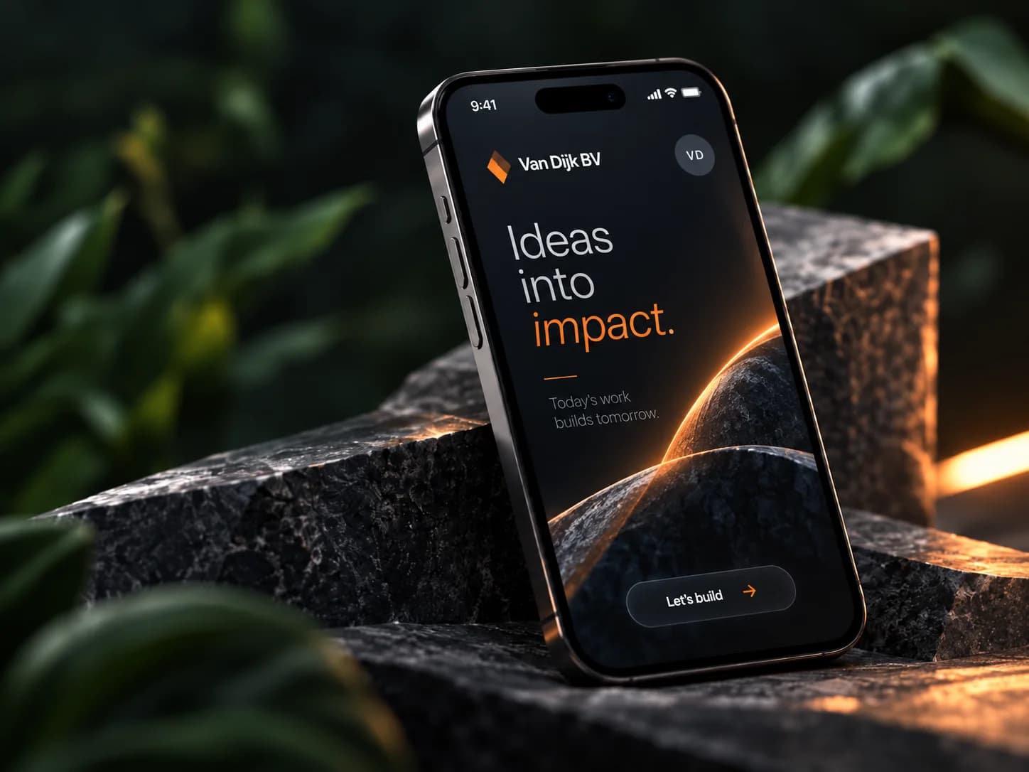 Klantapp op een smartphone, geplaatst op een rotsblok